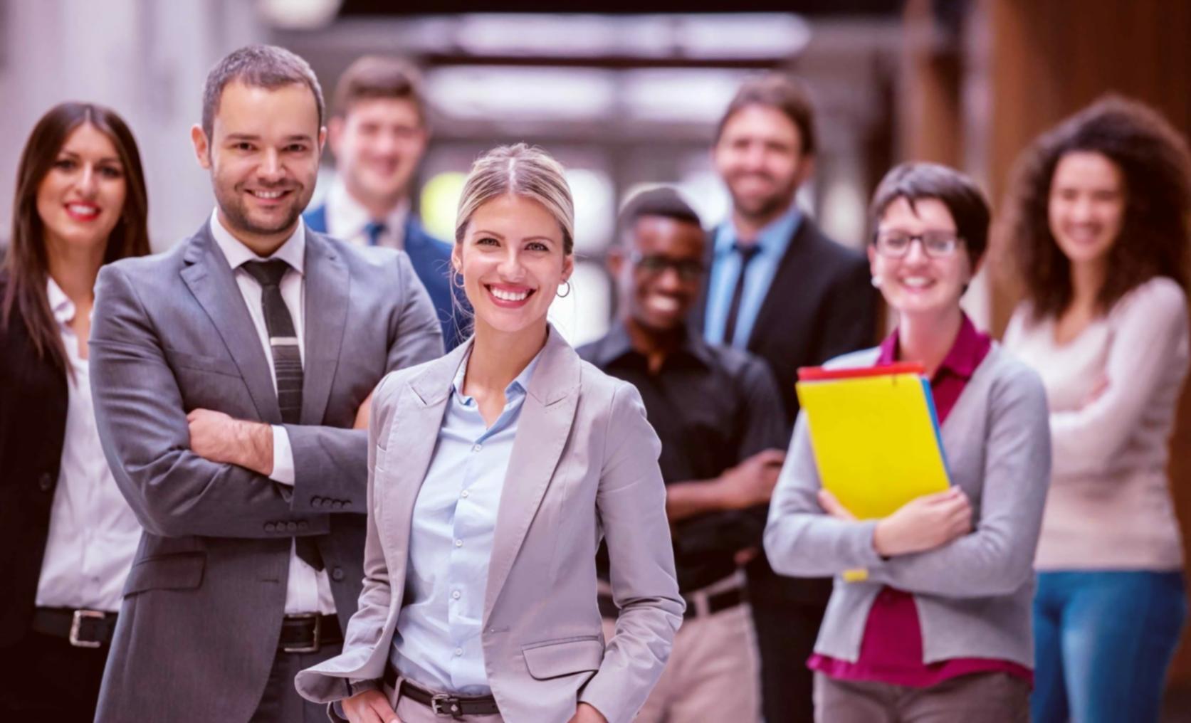 워크숍 참가자들이 협력하여 저축 계획을 논의하는 모습