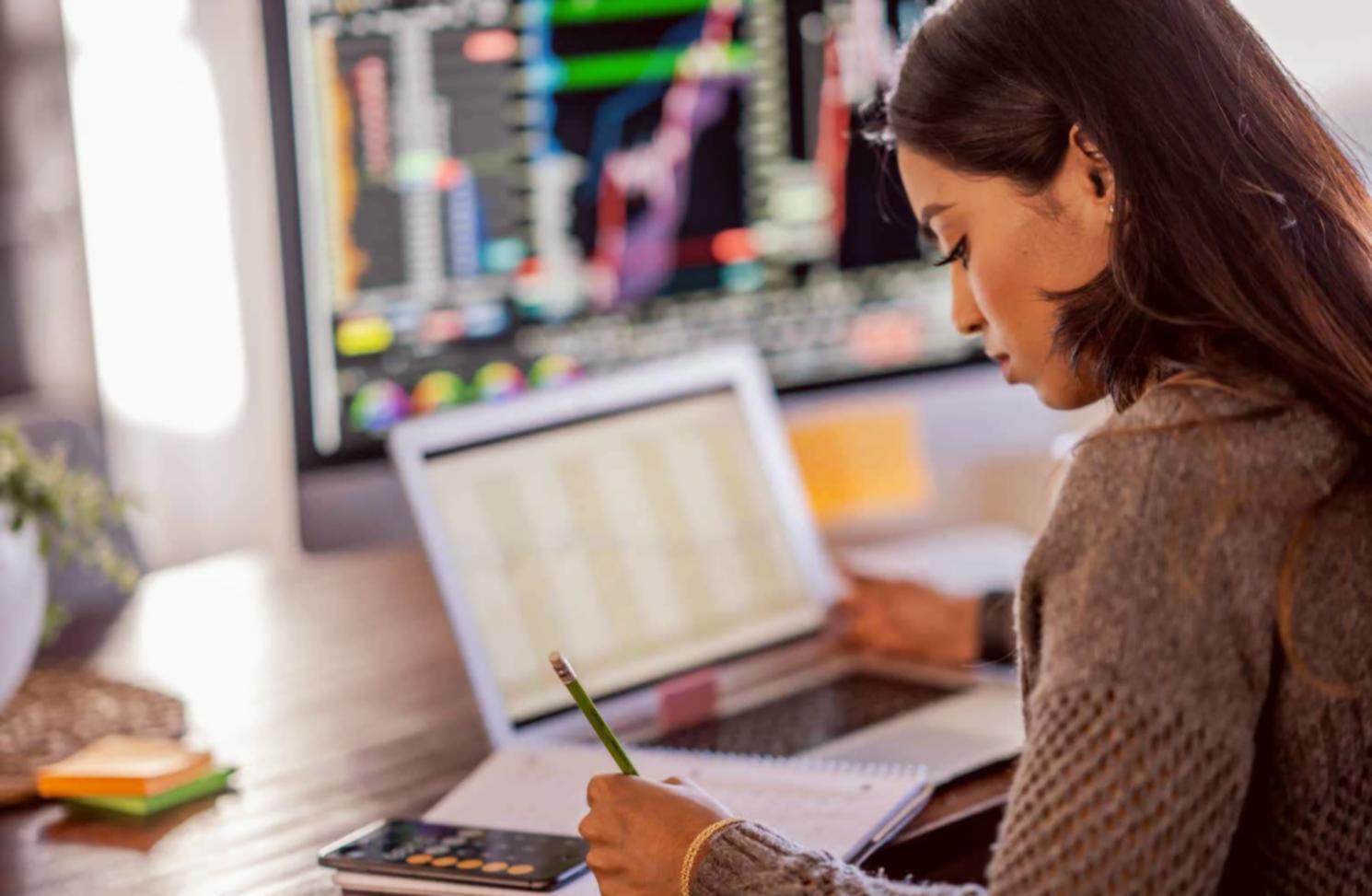 워크숍 설계 과정에서 피드백을 검토하는 모습