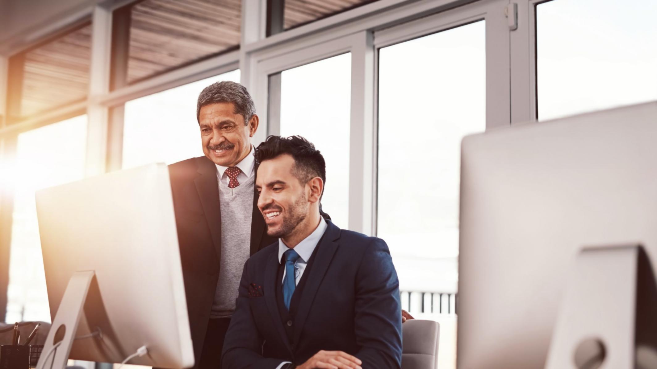 워크숍 참가자들이 저축 계획을 작성하는 모습